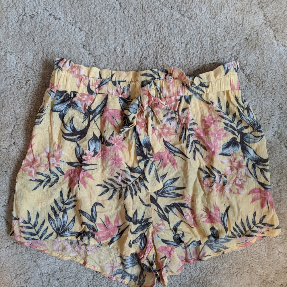 NWT Lightweight Floral Short